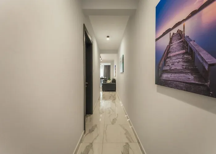 New - Only Unit 4 Modern 2-bedroom With Common Heated Jacuzzi By Sf Homes דירה