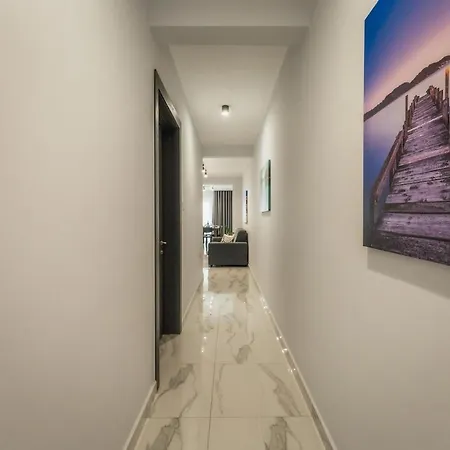 New - Only Unit 4 Modern 2-bedroom With Common Heated Jacuzzi By Sf Homes Apartment